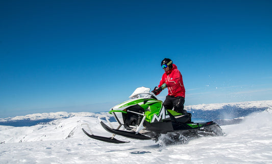 How to choose the right protective gear and clothing for snowmobiling