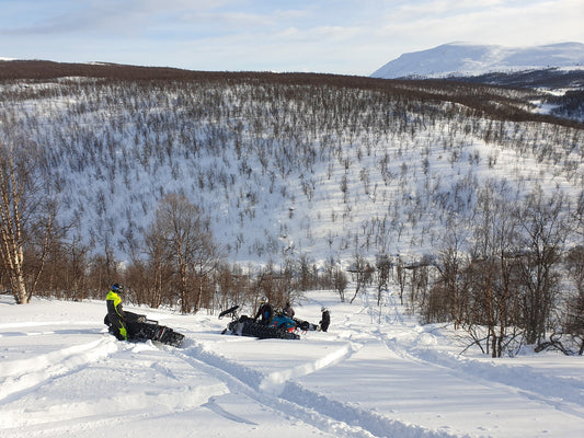 How to stay warm and comfortable while snowmobiling